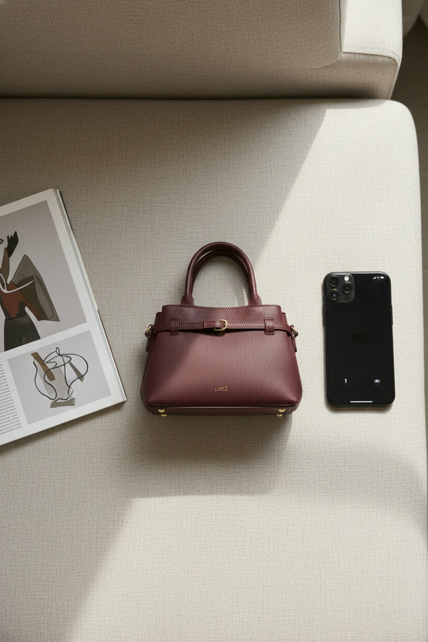 Small Bag Chaos vs. Large Bag Peace: The Unspoken Rules of Office Style